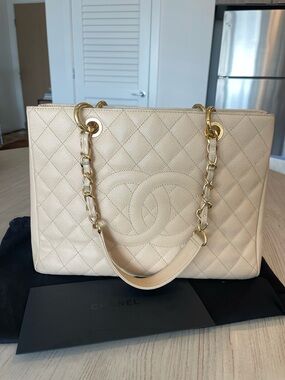CHANEL Vintage Caviar Grand Shopping Tote
